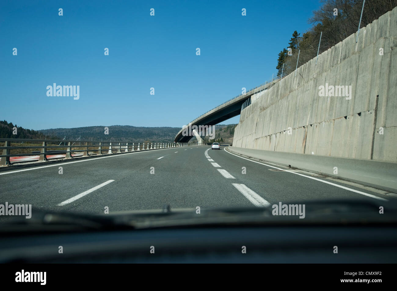 La guida su un alto viadotto nelle montagne del Giura su Autoroute des Titans in direzione nord da Ginevra vicino Nantua Foto Stock