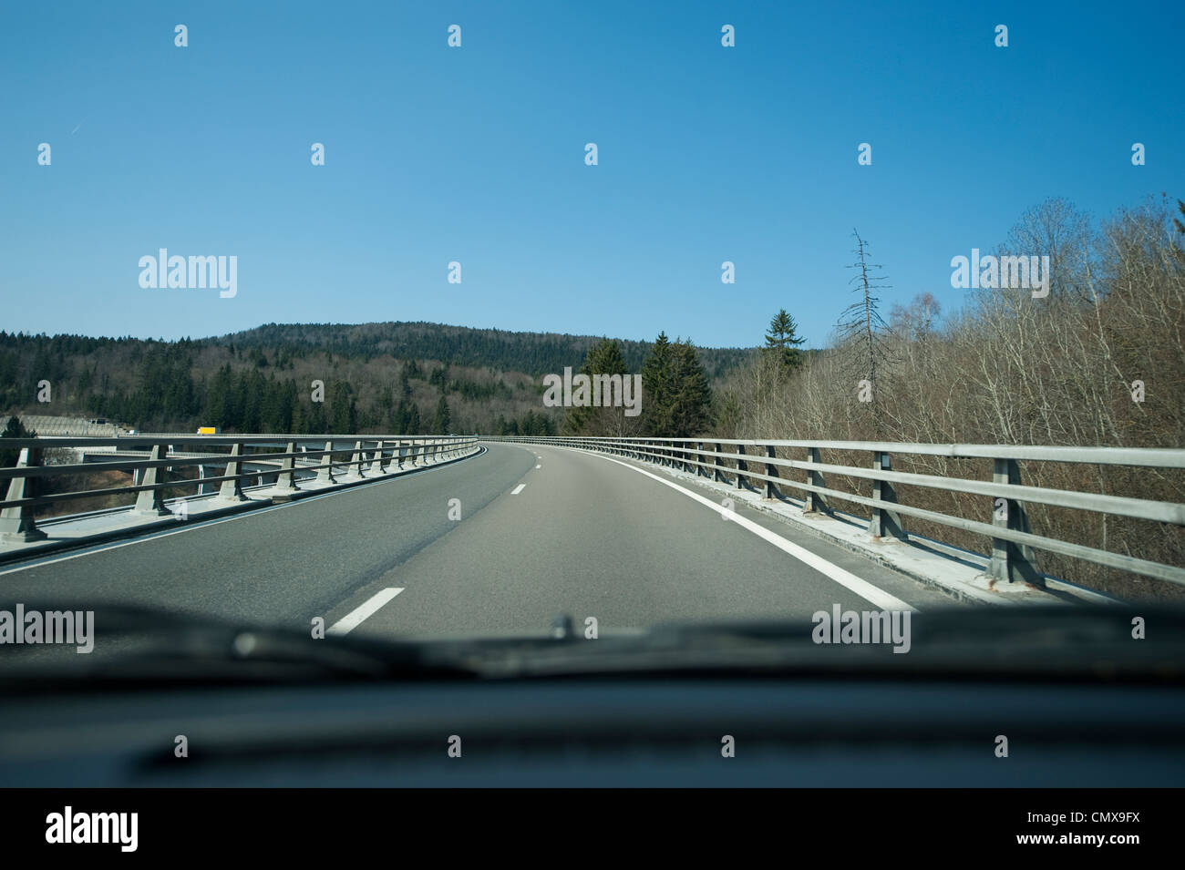 La guida su un alto viadotto nelle montagne del Giura su Autoroute des Titans in direzione nord da Ginevra vicino Nantua Foto Stock