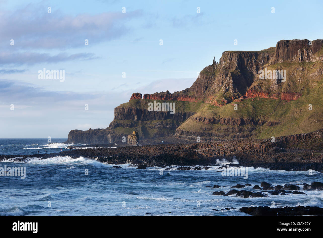 Regno Unito e Irlanda del Nord, nella contea di Antrim, vista di causeway coast al crepuscolo Foto Stock