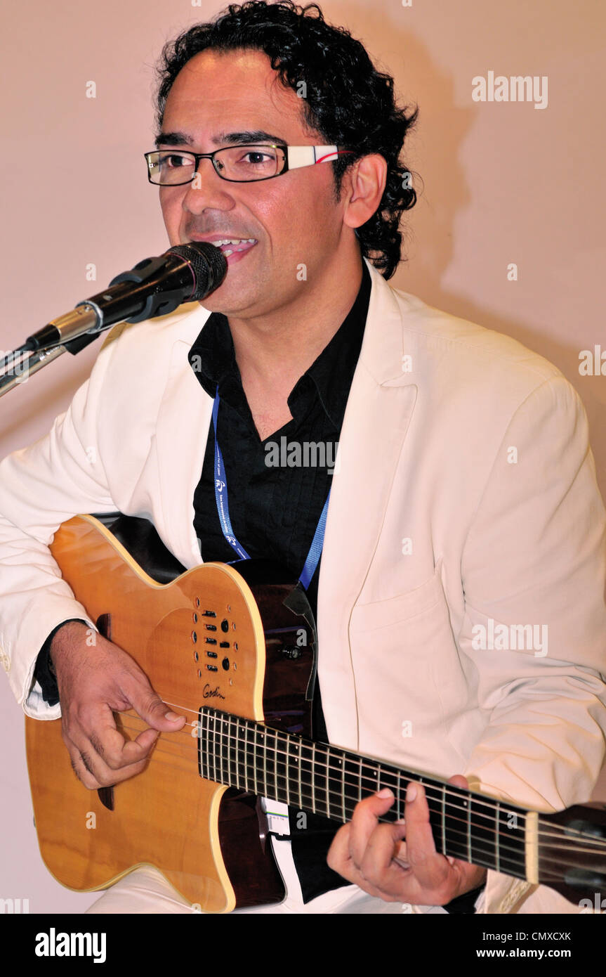 Portogallo: musicista Oséas Melo durante una esibizione presso la Fiera del Turismo BTL 2012 a Lisbona Foto Stock