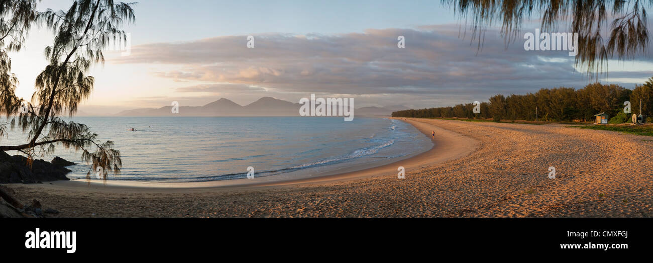 Manopola di Yorkeys beach all'alba. Yorkeys Knob, Cairns, Queensland, Australia Foto Stock