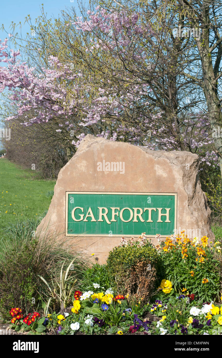 Garforth cartello stradale in primavera Foto Stock