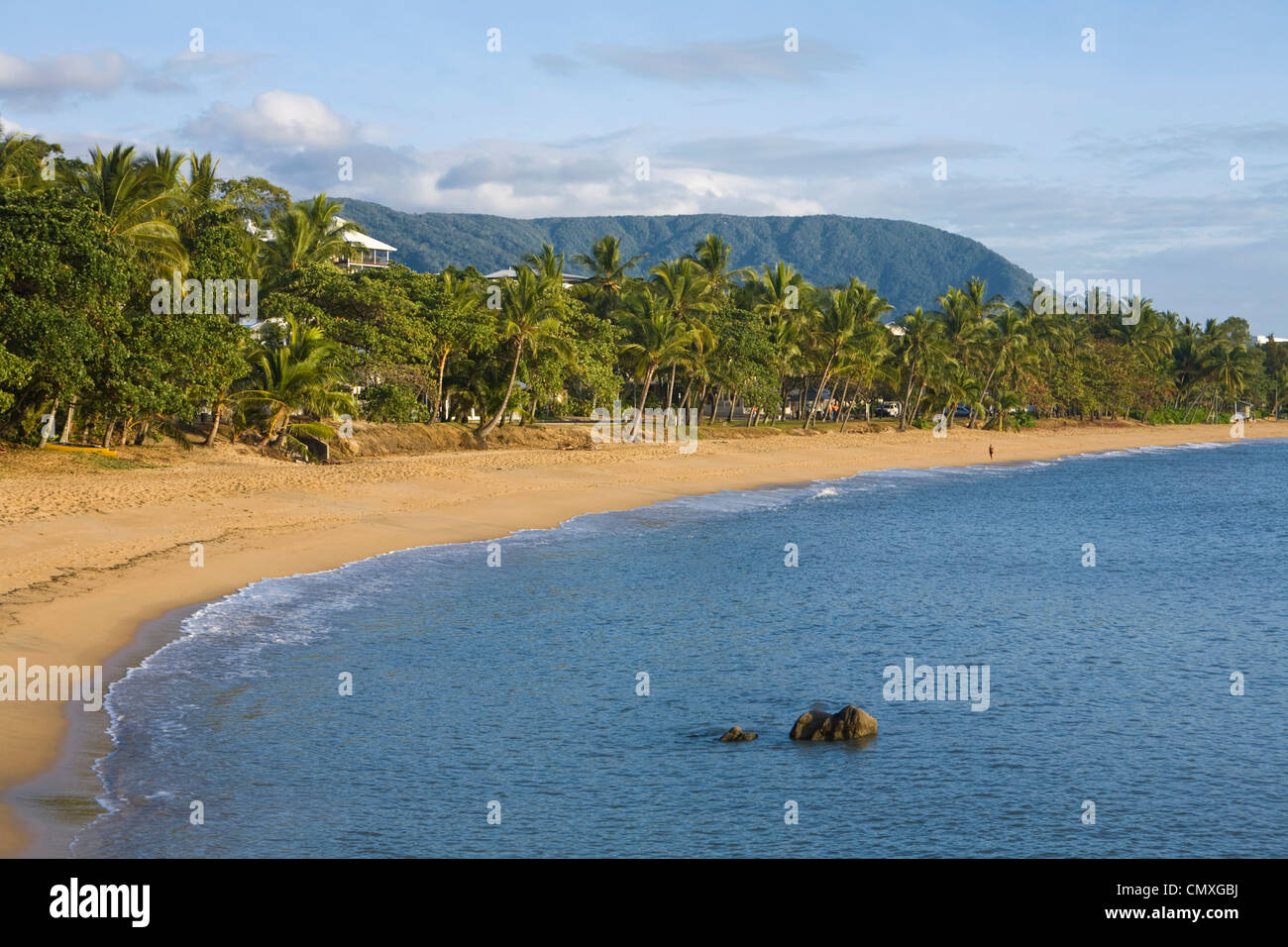 Vista lungo il Trinity Beach, Cairns, Queensland, Australia Foto Stock