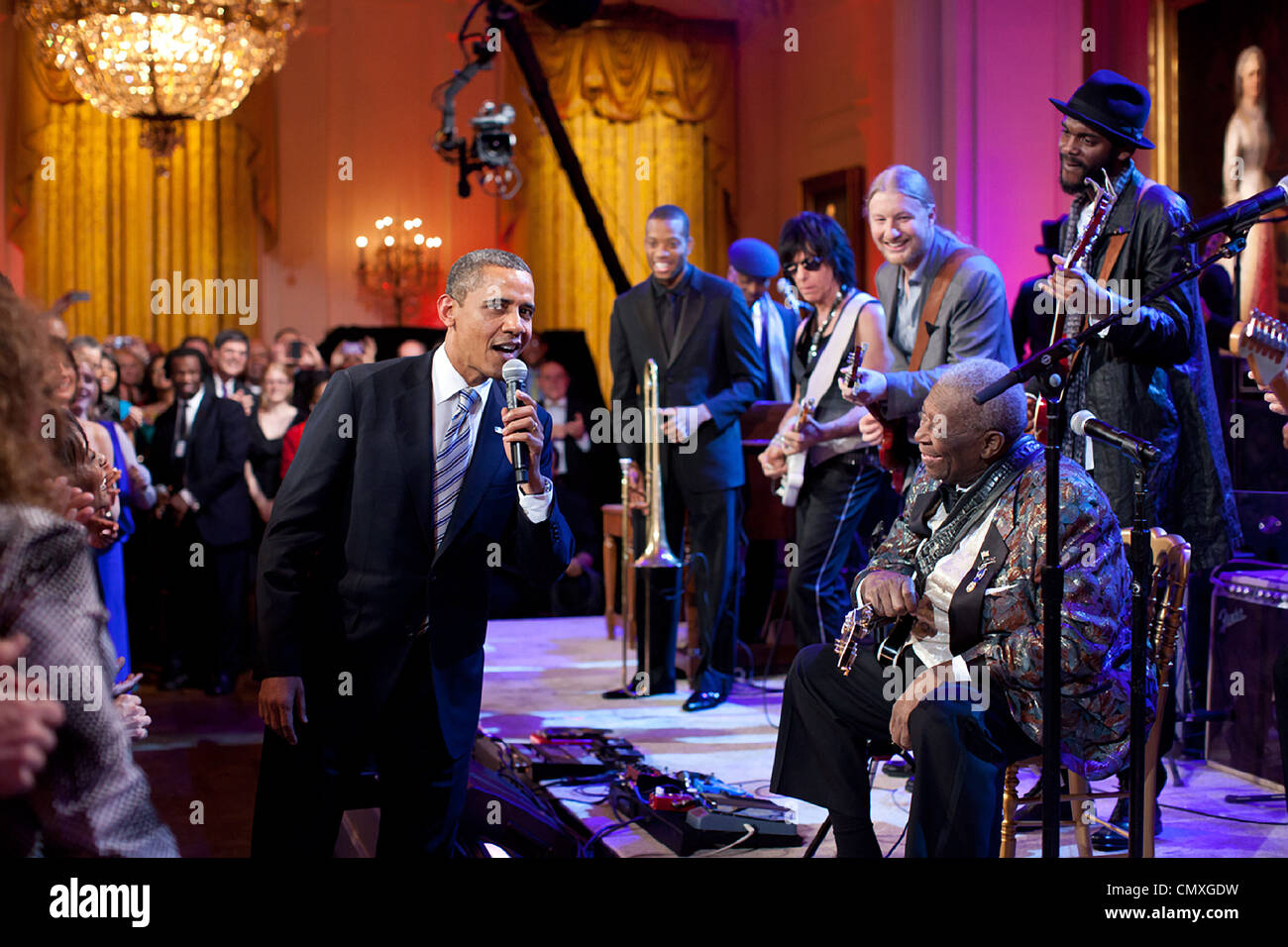 Il presidente Obama si associa al canto "Sweet Home Chicago" durante la fase di "In termini di prestazioni alla Casa Bianca: rosso, bianco e blu" concerto nella Sala Est della Casa Bianca Febbraio 21, 2012 a Washington, DC. Foto Stock