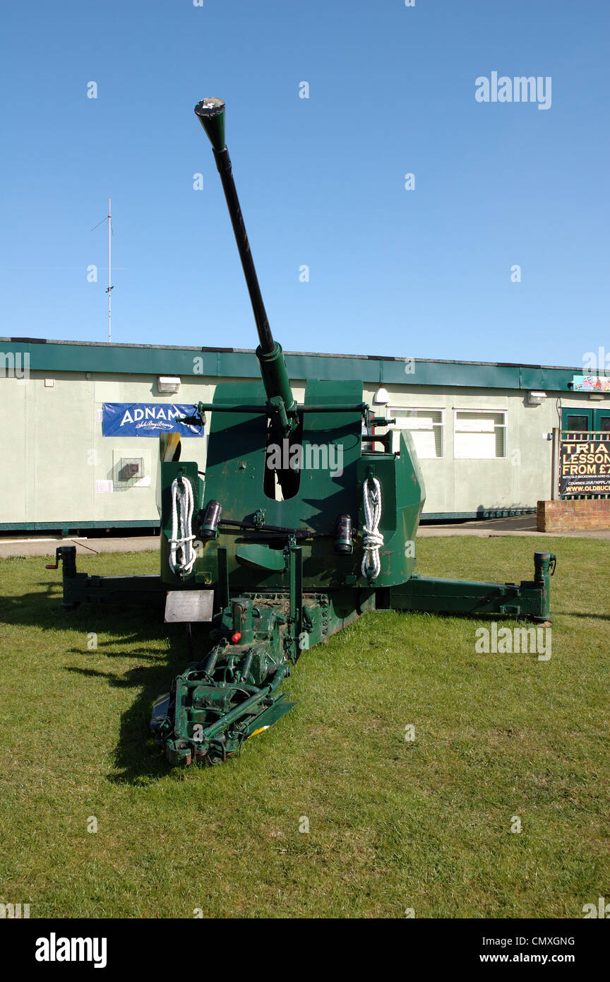 Anti-aerei pistola visualizzati al di fuori del clubhouse presso Old Buckenham airfield, Norfolk, Regno Unito Foto Stock