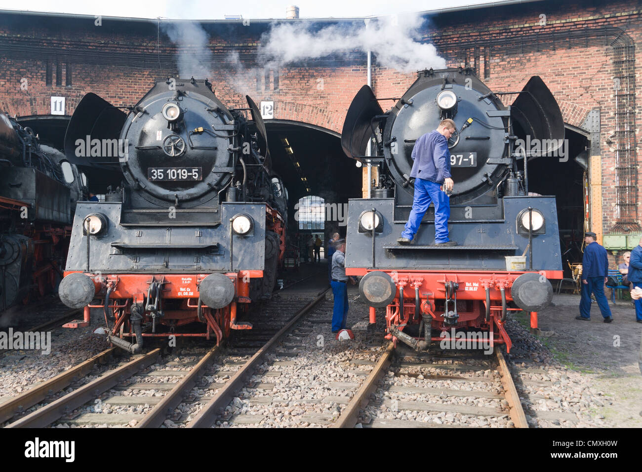 Tedesco di locomotive a vapore da pulire a vapore Hilbersdorf capannone Foto Stock