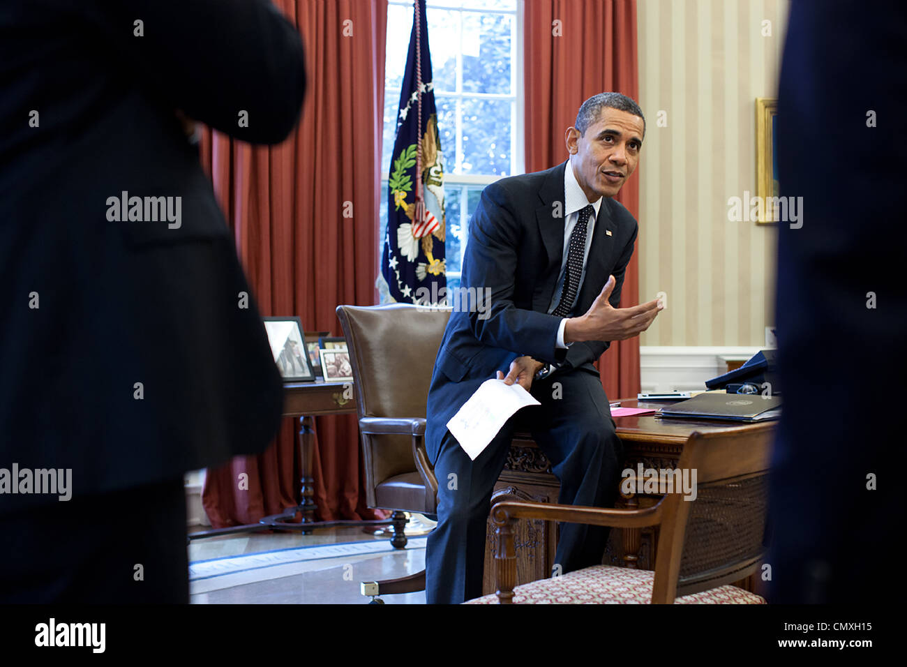 Il presidente Barack Obama parla con i consulenti senior all Ufficio Ovale 29 febbraio 2012 a Washington, DC. Foto Stock