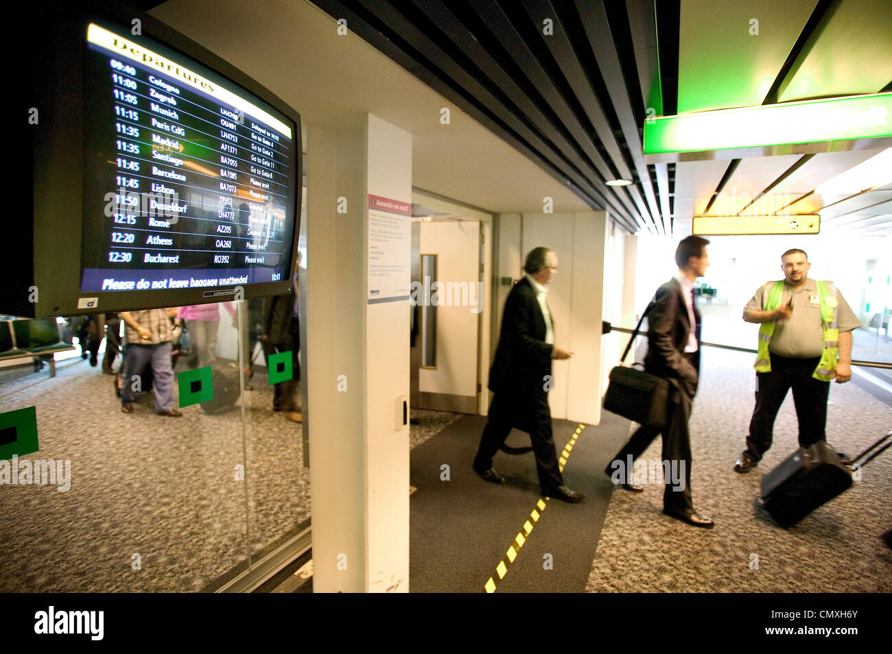 Passeggeri in transito attraverso l'ultima zona di imbarco per il volo all'aeroporto di Londra Heathrow Foto Stock