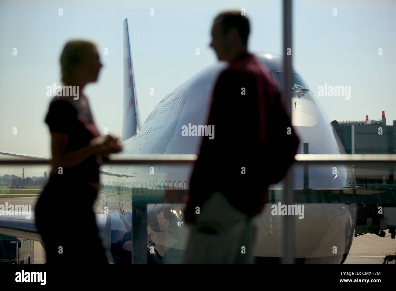 Giovane guardando gli aerei dalla galleria di visualizzazione all'aeroporto di Londra Heathrow Foto Stock