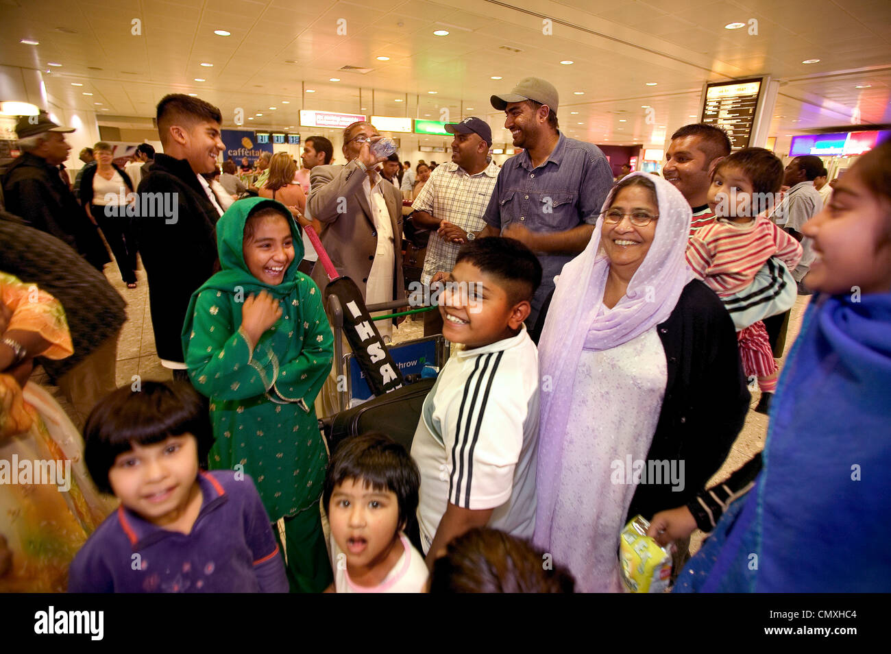 La famiglia presso l'aeroporto di Heathrow Foto Stock