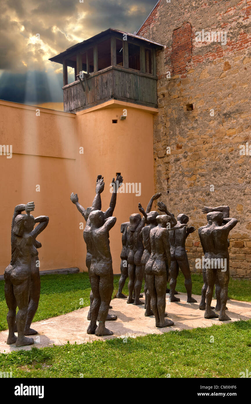 Gruppo di scultura "sfilata di Sacrificied' da Aurel Vlad al Gulag prigione di Sighet, Maramures, Romania Foto Stock