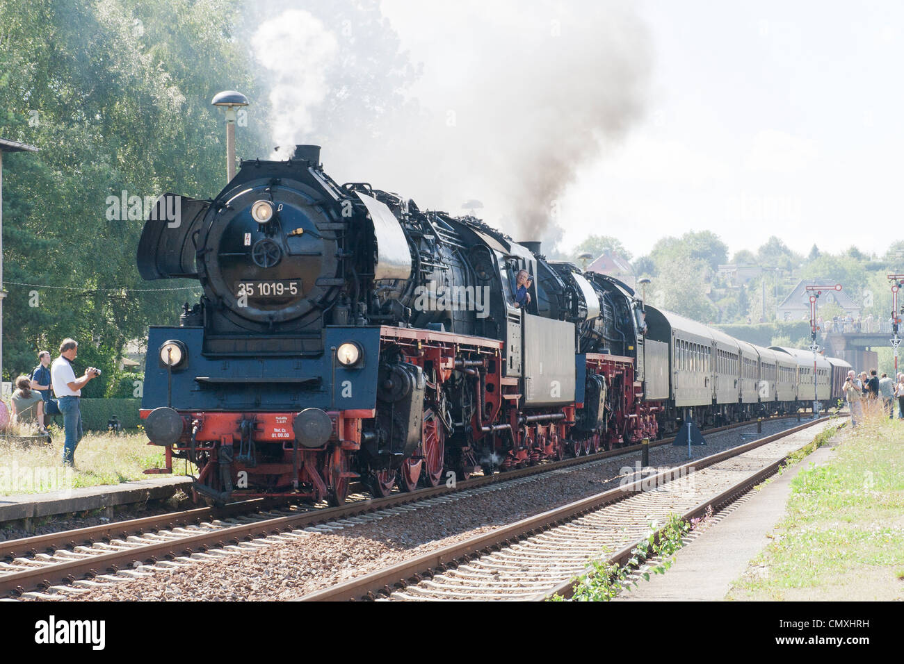 Nossen stazione ferroviaria, Germania - con un tedesco di locomotiva a vapore speciale treno passeggeri Foto Stock