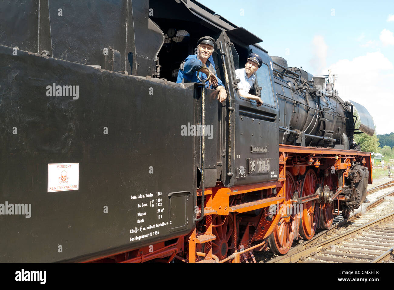 Nossen stazione ferroviaria, Germania - con un tedesco di locomotiva a vapore treno speciale e i driver del motore Foto Stock
