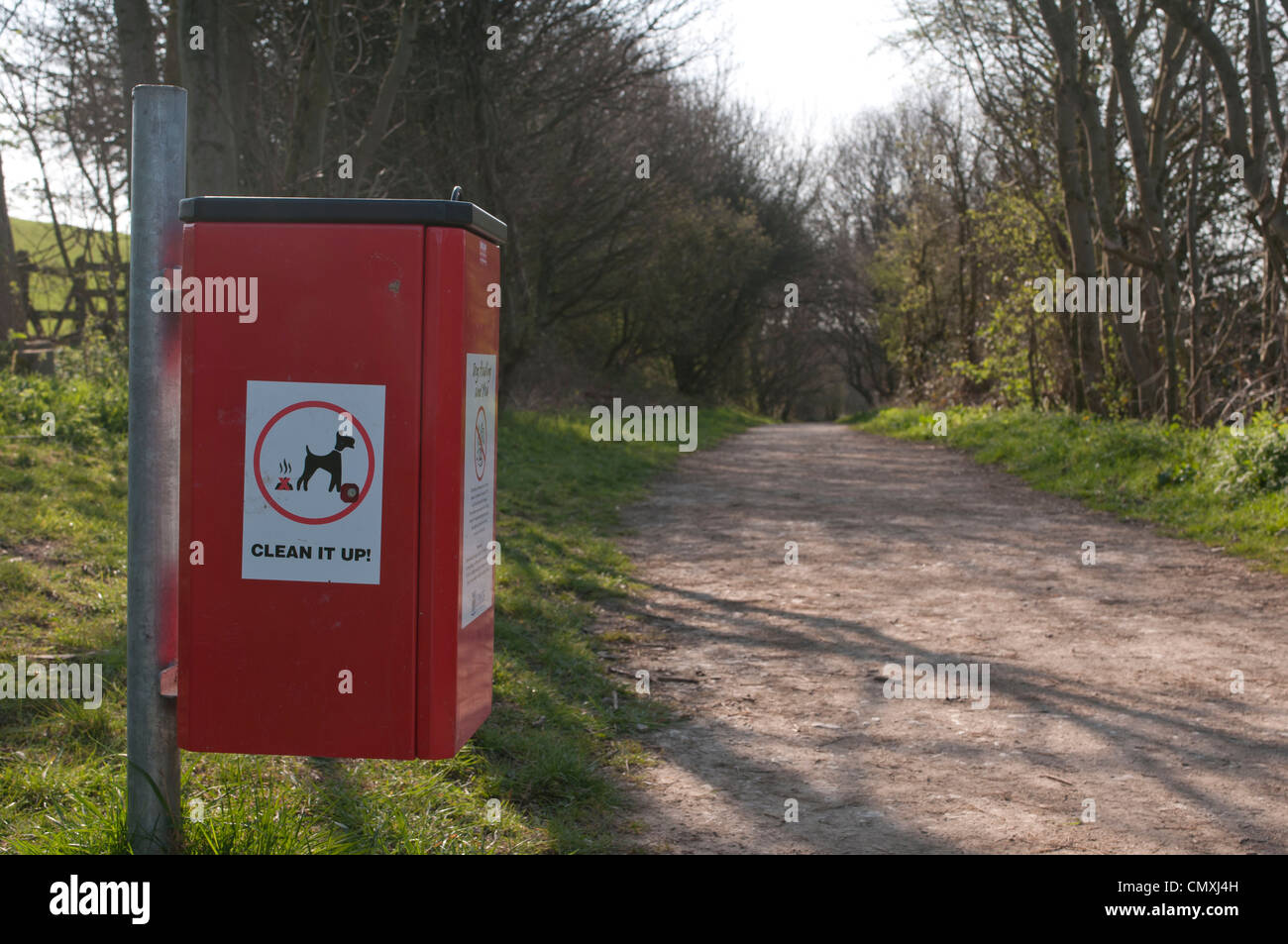 Cucciolata di cane bin, le linee, Kippax Foto Stock