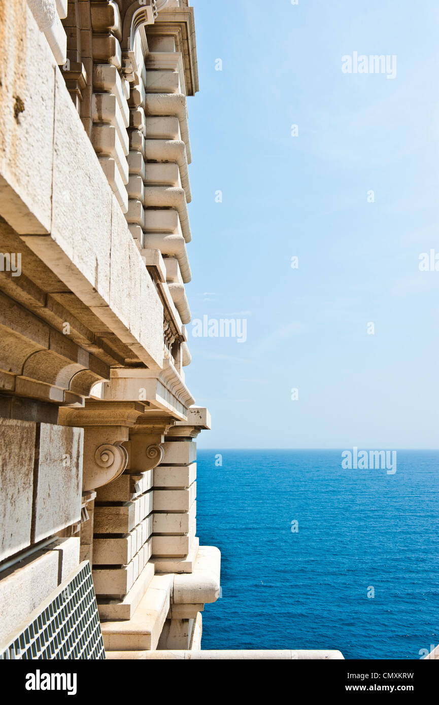 Una vista dell'oceano blu al di fuori dell'Istituto Oceanografico di Monaco. Foto Stock