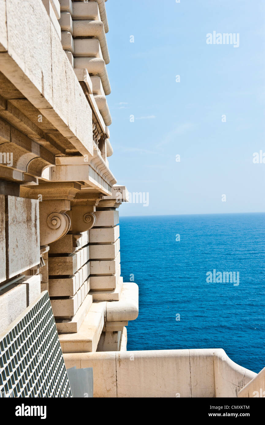 Una vista del mare mediterraneo blu al di fuori dell'Istituto Oceanografico di Monaco. Foto Stock