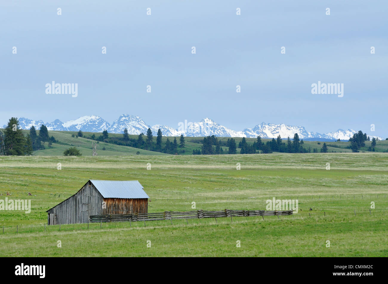 Il vecchio fienile e corral sul Zumwalt Prairie con Idaho sette Devil montagne sullo sfondo. Northeast Oregon. Foto Stock