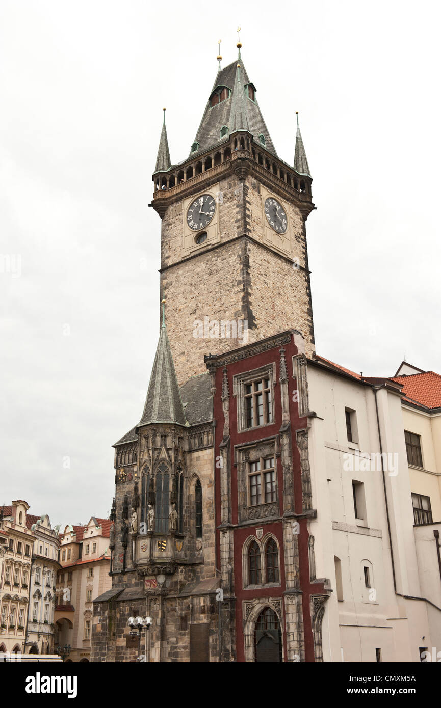 Una bassa angolazione della torre dell'Orologio Astronomico di Praga. Foto Stock
