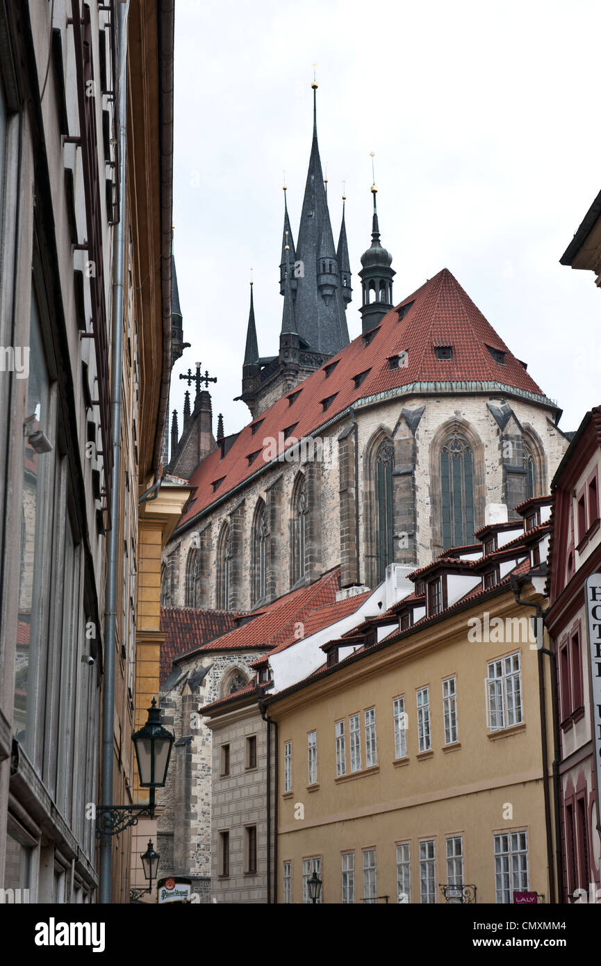 Una bassa angolazione di un grappolo di edifici di Praga andando giù per una strada stretta in un giorno nuvoloso. Foto Stock