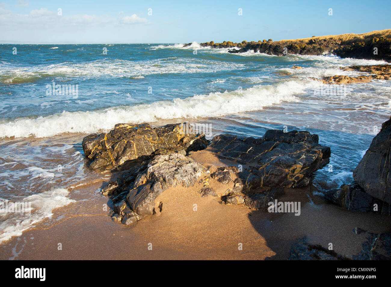 Le onde che si infrangono vicino a Gullane sul Firth of Forth Scozia Scotland Foto Stock