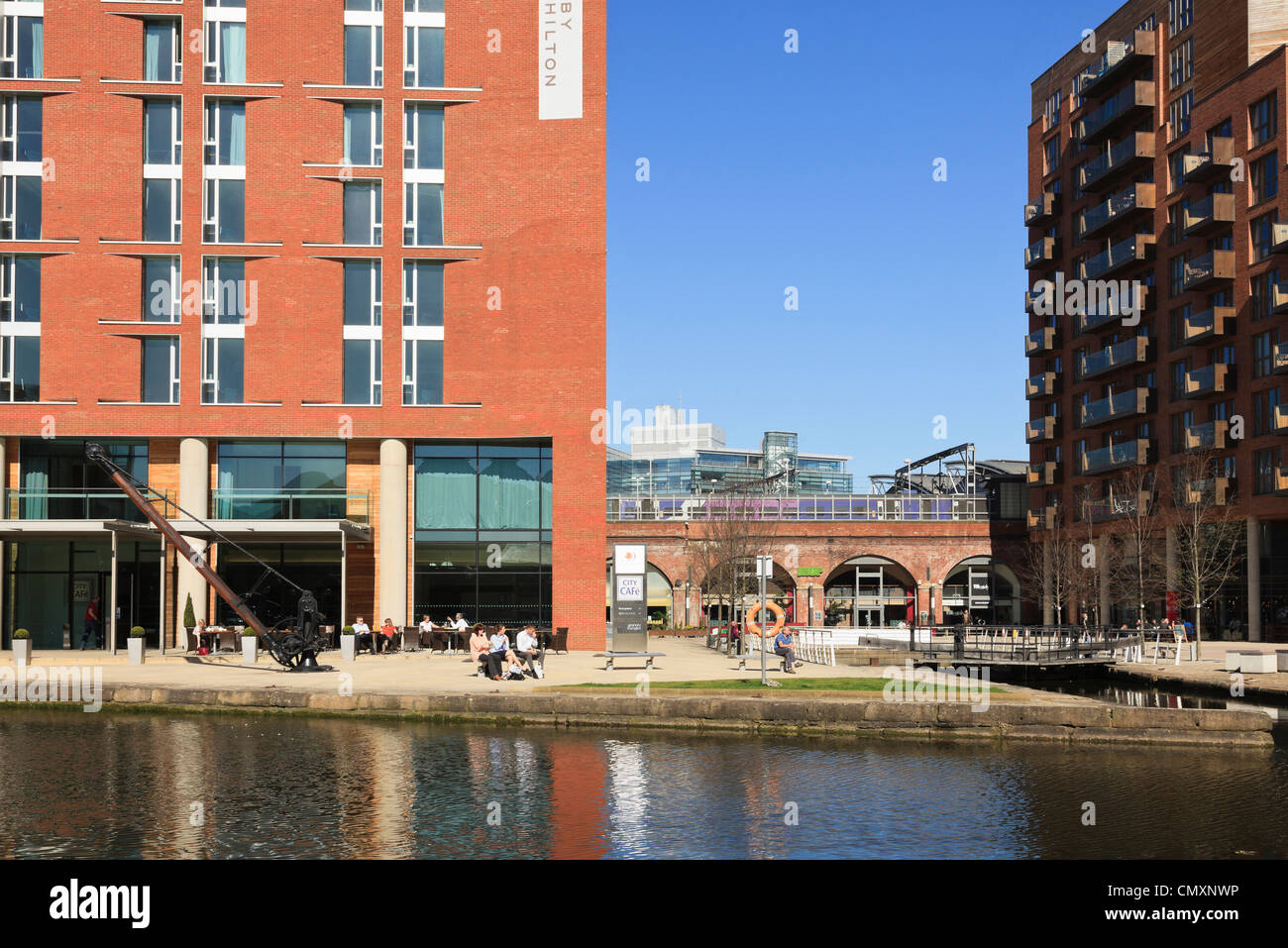 Vista su Leeds e Liverpool canal ai moderni edifici ristrutturati Waterfront presso il Granary Wharf Leeds Yorkshire England Regno Unito. Foto Stock