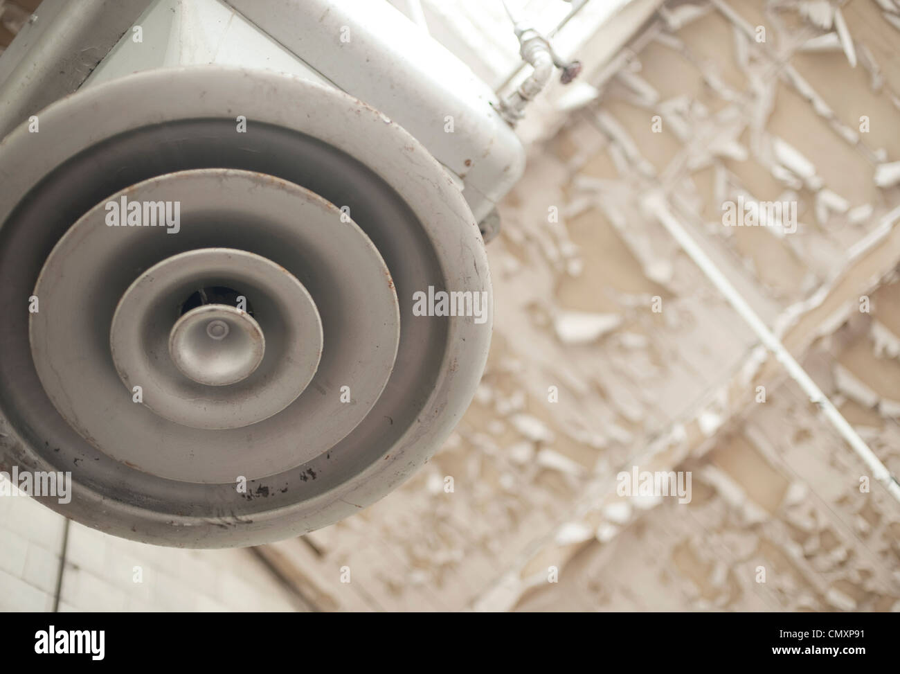 Un estrattore accanto alla pelatura di vernice sul soffitto del abbandonati bagni Govanhill, Glasgow Foto Stock