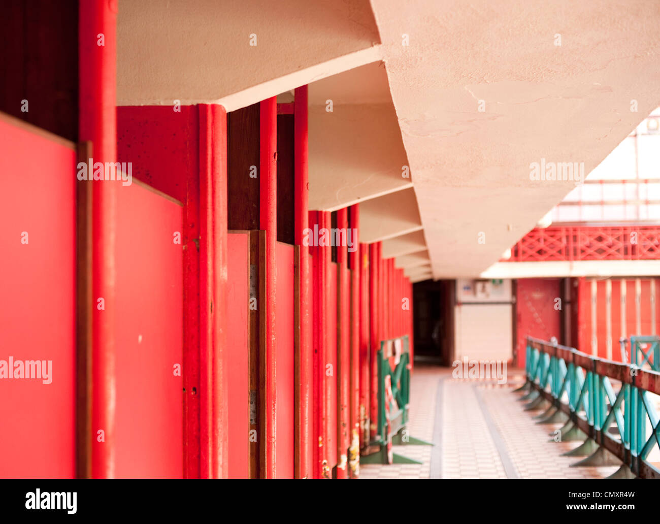 Il corridoio di porte per il rosso spogliatoi accanto alla piscina principale di Govanhill bagni in Glasgow Foto Stock