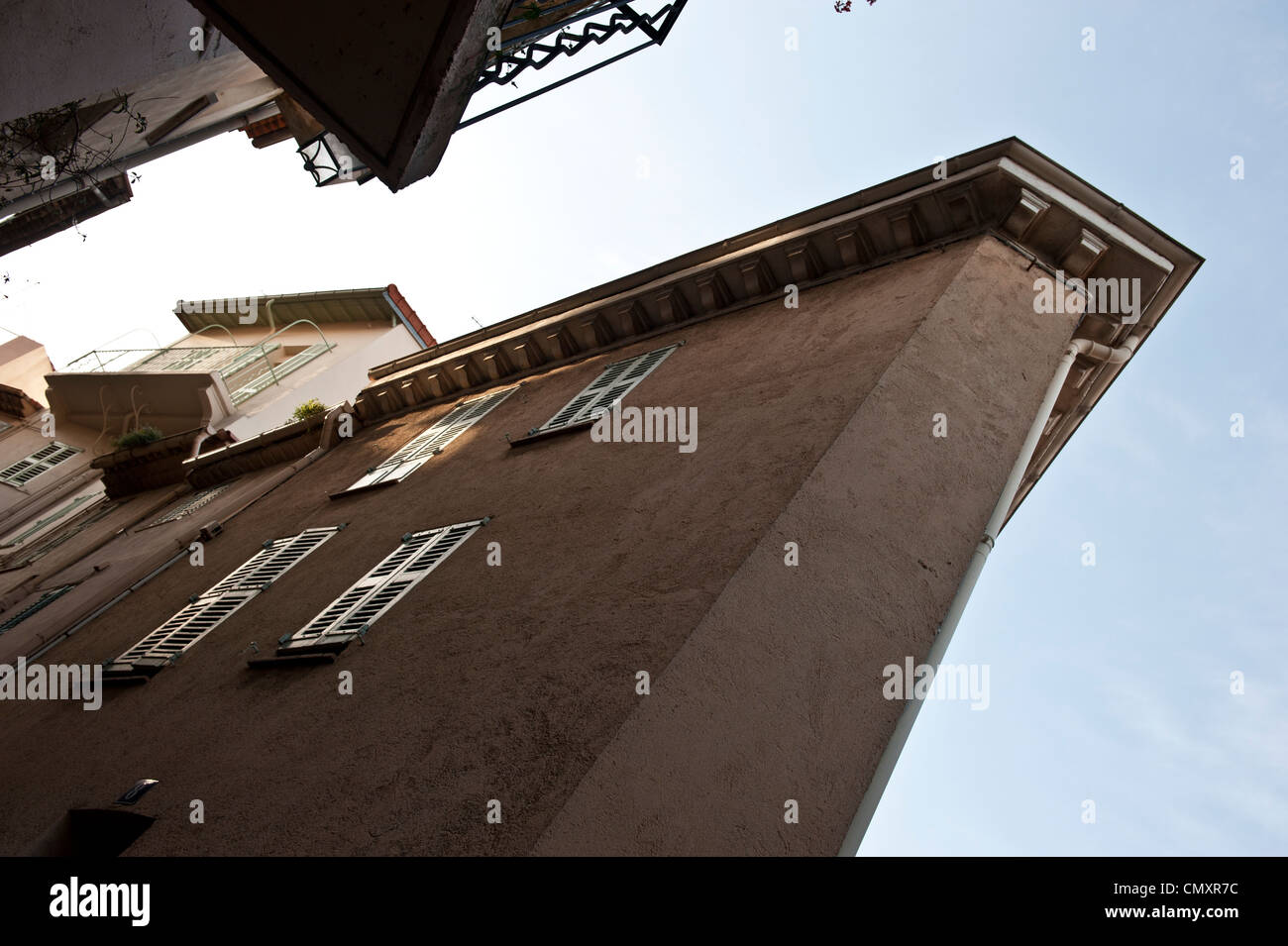 Estremamente bassa angolazione di un edificio residenziale di Cannes, Francia - presi durante il tramonto. Foto Stock