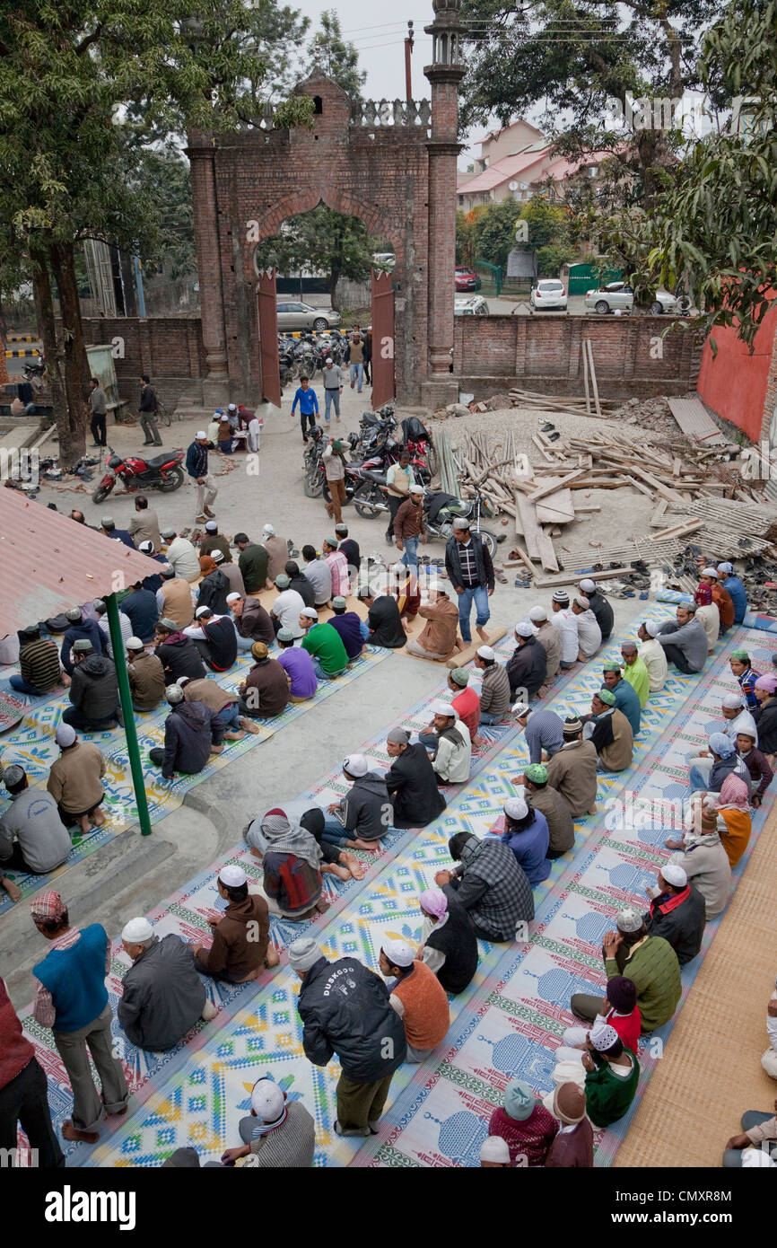 Gli uomini che arrivano per le preghiere del venerdì, Madrasa Imdadul Uloom, Dehradun, India. Foto Stock