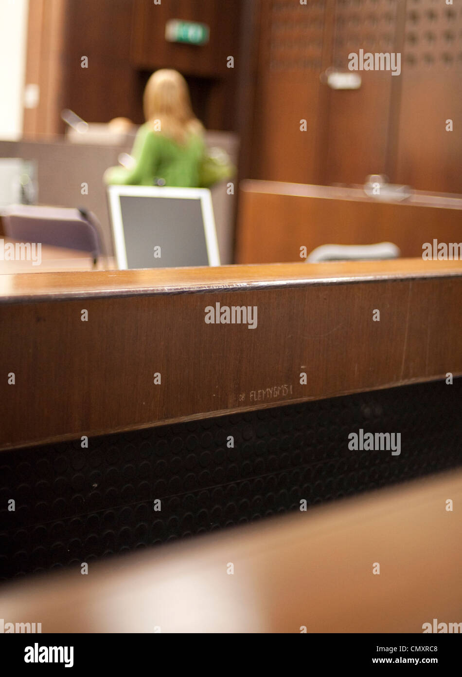 La vista dal dock accusato in una camera in the Sheriff Court House Foto Stock