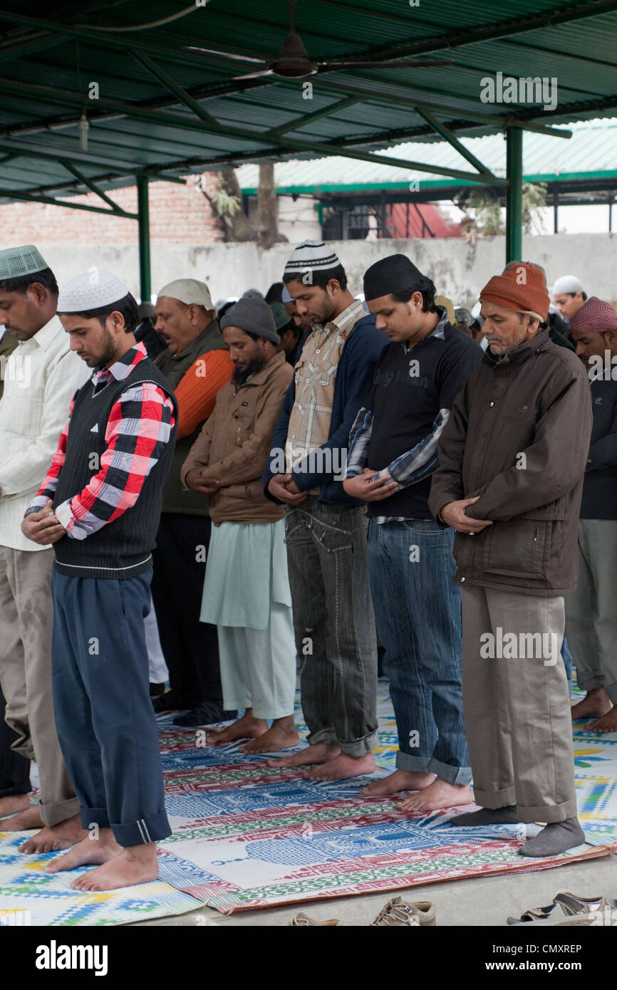 Gli uomini alla preghiera del venerdì, Madrasa Imdadul Uloom, Dehradun, India. Foto Stock