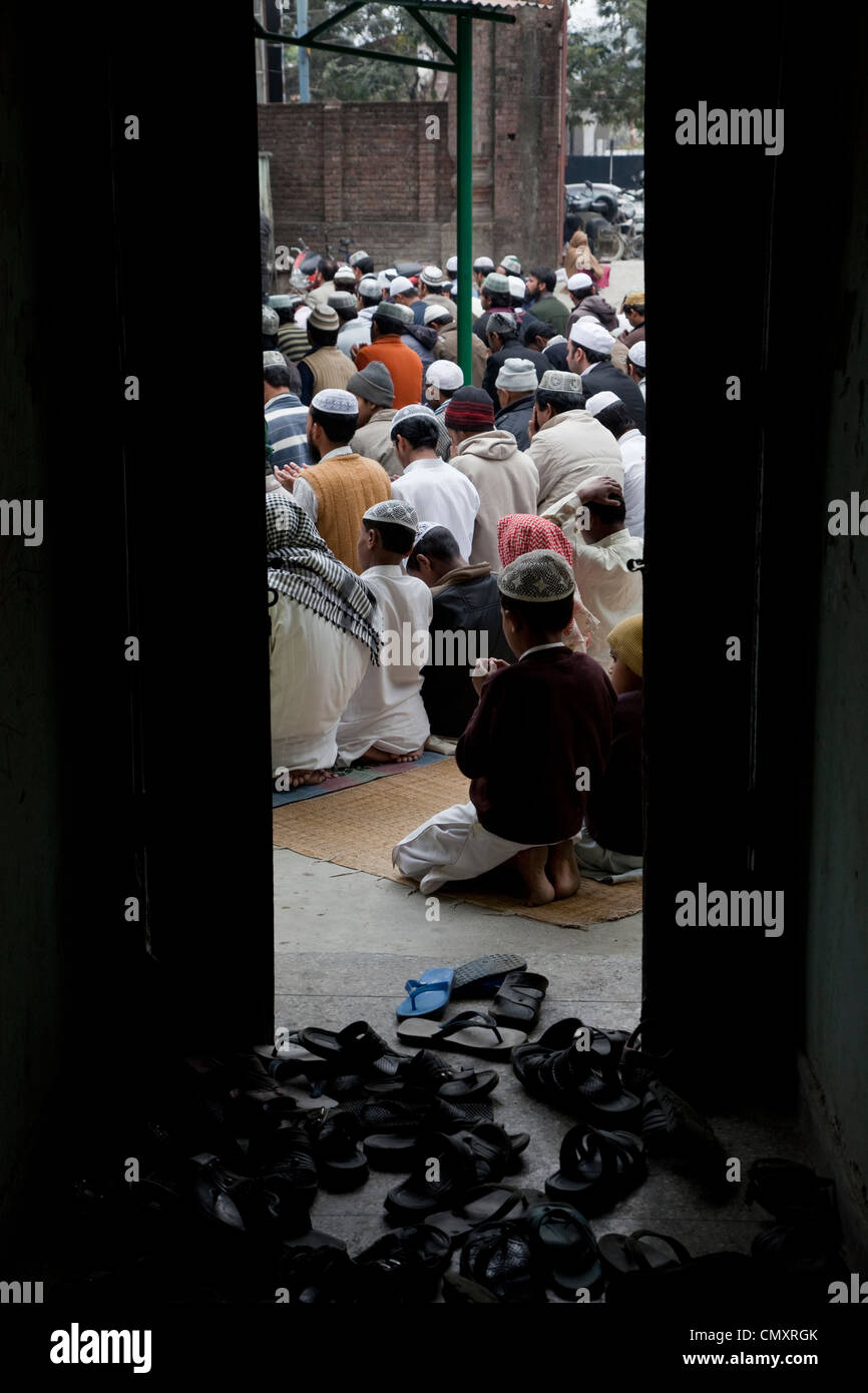 La preghiera del venerdì attraverso la porta aperta, Madrasa Imdadul Uloom, Dehradun, India. Foto Stock