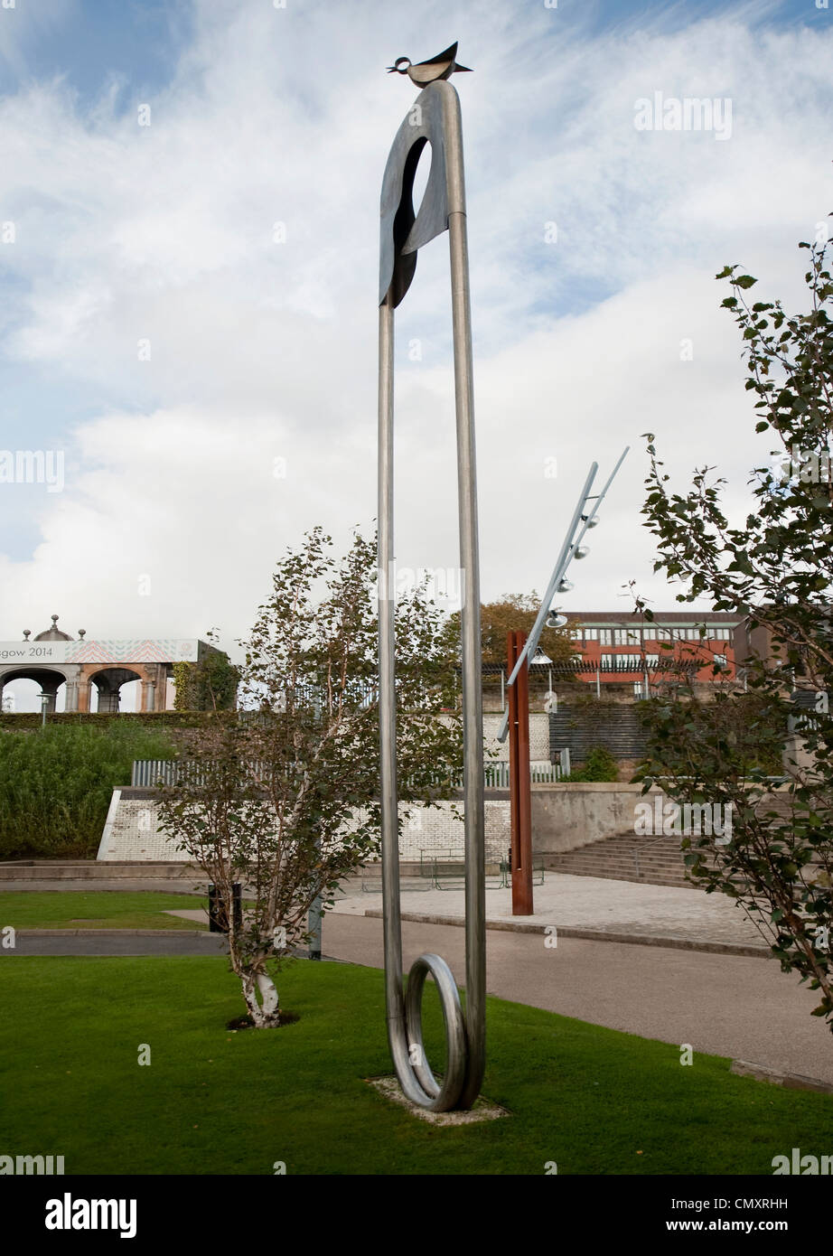 George Wylie del pin di sicurezza di una scultura in Rottenrow Memorial Gardens, Glasgow Foto Stock