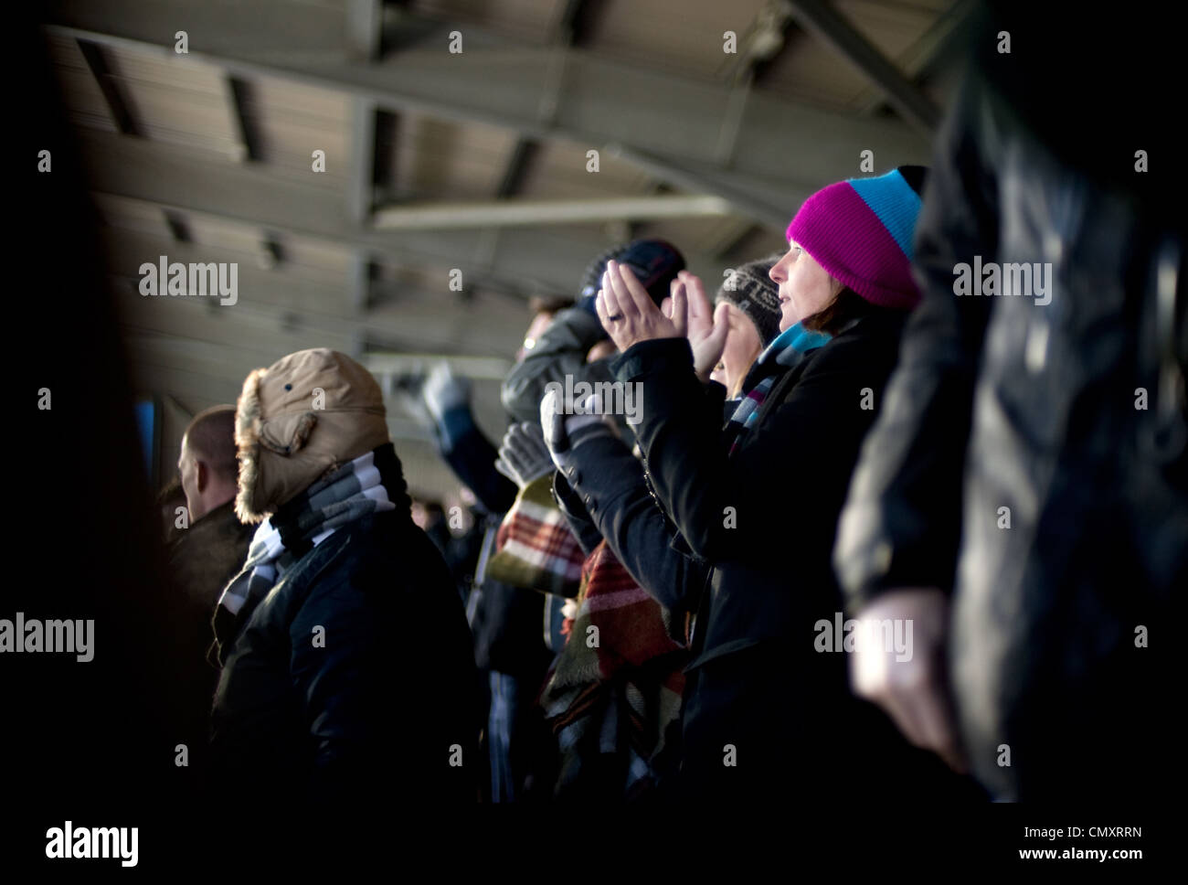 St Mirren sostenitori in mezzo alla folla in una partita di calcio di applaudire il loro team. Foto Stock