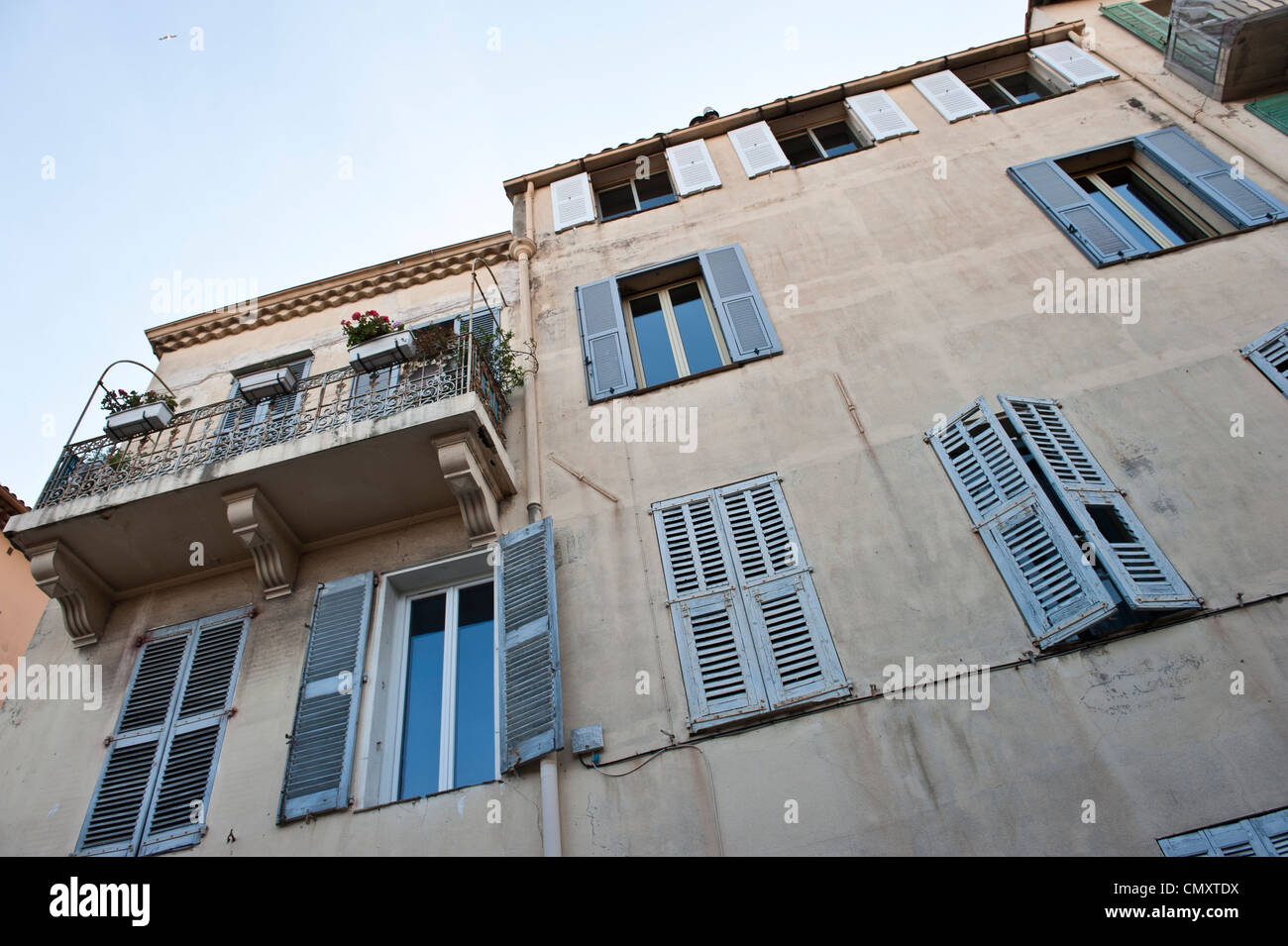 Vecchi pannelli della finestra di un edificio bianco. Foto Stock