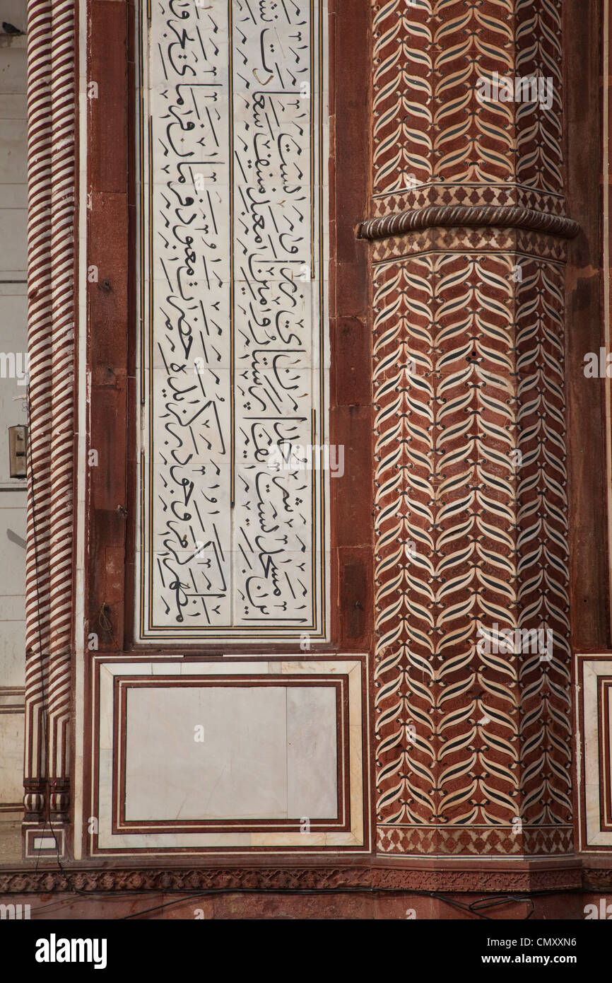 Agra, India. Base del minareto sulla destra, Calligrafia sulla sinistra. Jama Masjid (Moschea del Venerdì), costruito 1648. Foto Stock