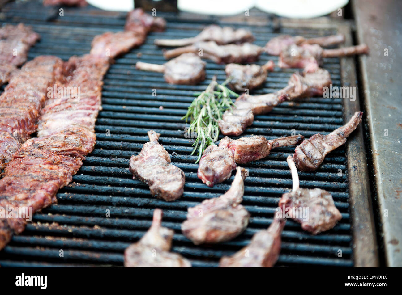Lastre di pancetta e nervature per la cottura sulla griglia. Foto Stock