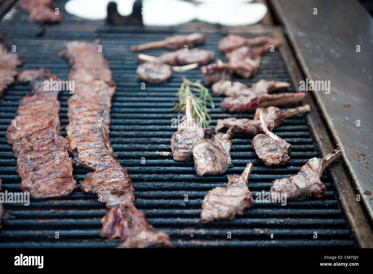 Costolette alla brace sulla griglia a fianco di nervature. Foto Stock