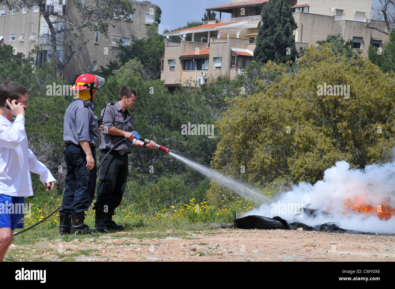 Un drill incendio a Haifa. Il Haifa vigili del fuoco con la casa di comando anteriore e pratiche in materia di polizia degli incendi di foreste in Haifa. Esaminati Foto Stock