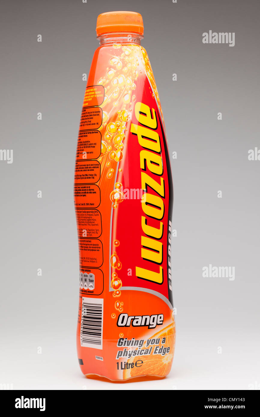 Una bottiglia da un litro di Lucozade arancione Foto Stock