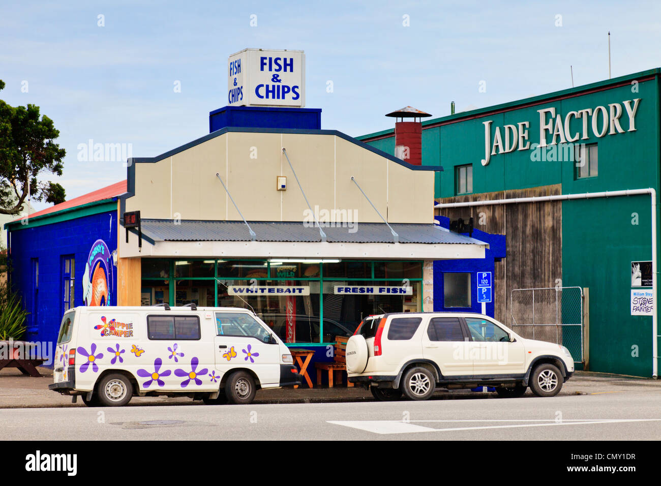 Un pesce e chip negozio di vendita bianchetti e pesce fresco in Hokitika,West Coast, Nuova Zelanda Foto Stock