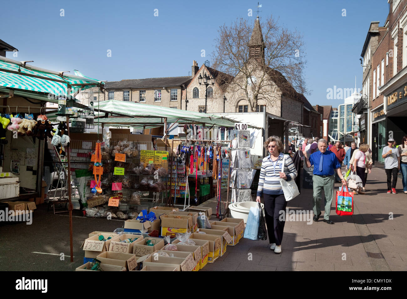 Una vista del mercato, Bury St Edmunds town centre, Suffolk REGNO UNITO Foto Stock