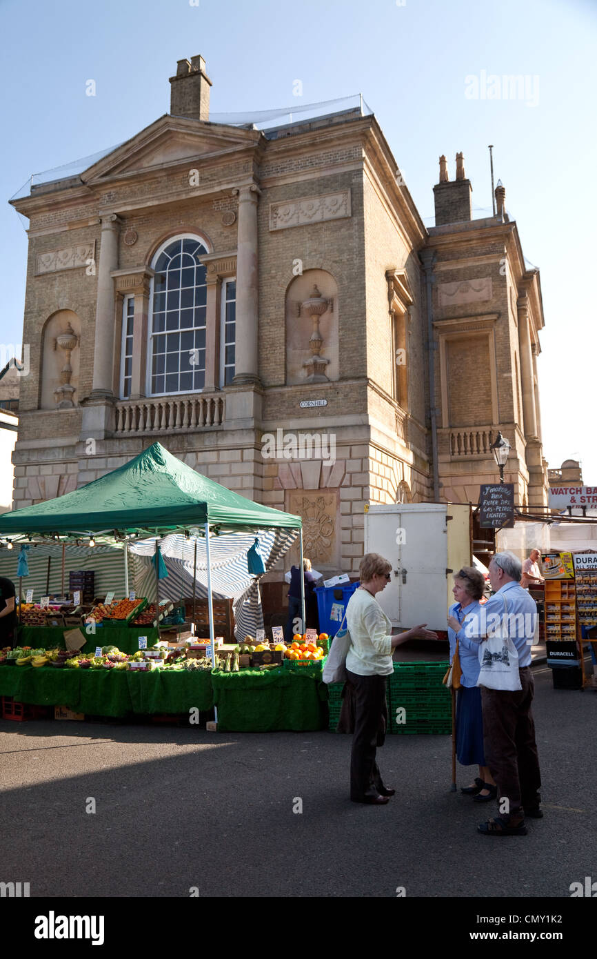 Una vista del mercato, Bury St Edmunds town centre, Suffolk REGNO UNITO Foto Stock
