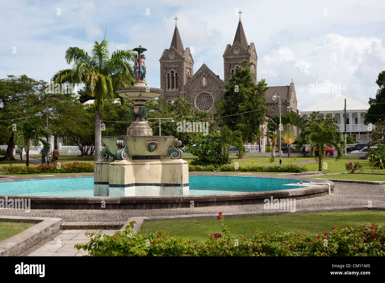 Piazza Indipendenza e vista verso la Cattedrale dell Immacolata Concezione, Basseterre, St Kitts Foto Stock