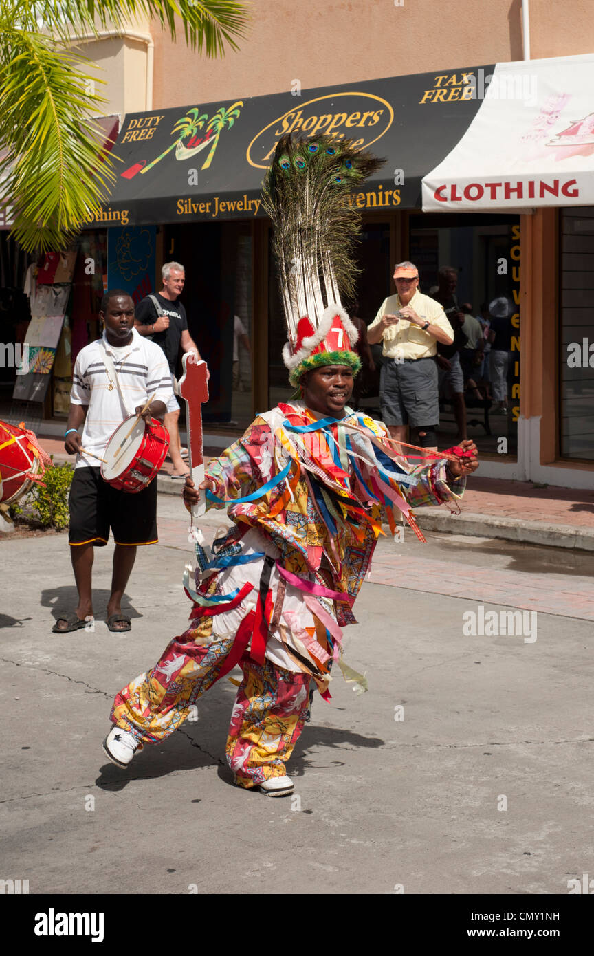 Un uomo locale dancing in abito tradizionale, Basseterre, Saint Kitts Foto Stock