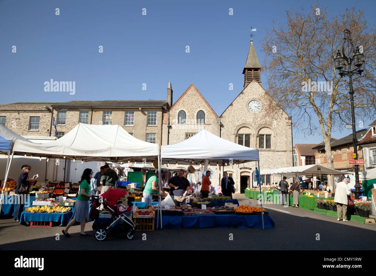 Una vista del mercato, Bury St Edmunds town centre, Suffolk REGNO UNITO Foto Stock