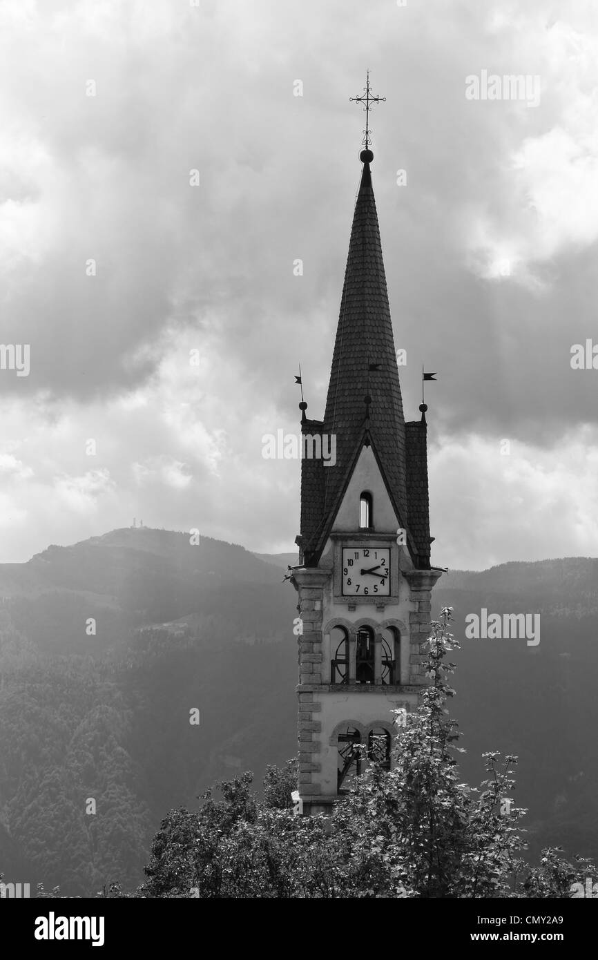 La campana della torre di Luserna, in un villaggio in Trentino Alto Adige Foto Stock