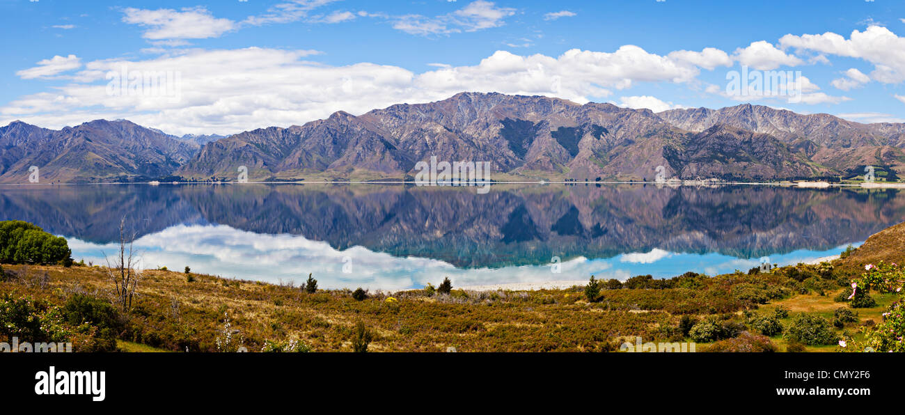 Vista panoramica guardando verso est attraverso il lago Hawea nell'Isola Sud della Nuova Zelanda. Foto Stock