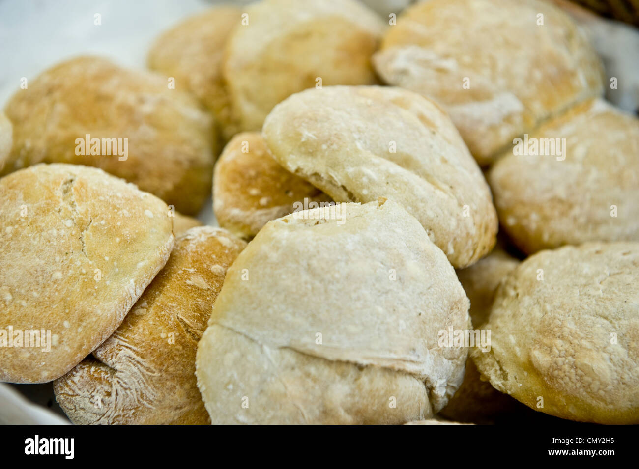 Un primo piano di panini freschi in una panetteria. Foto Stock