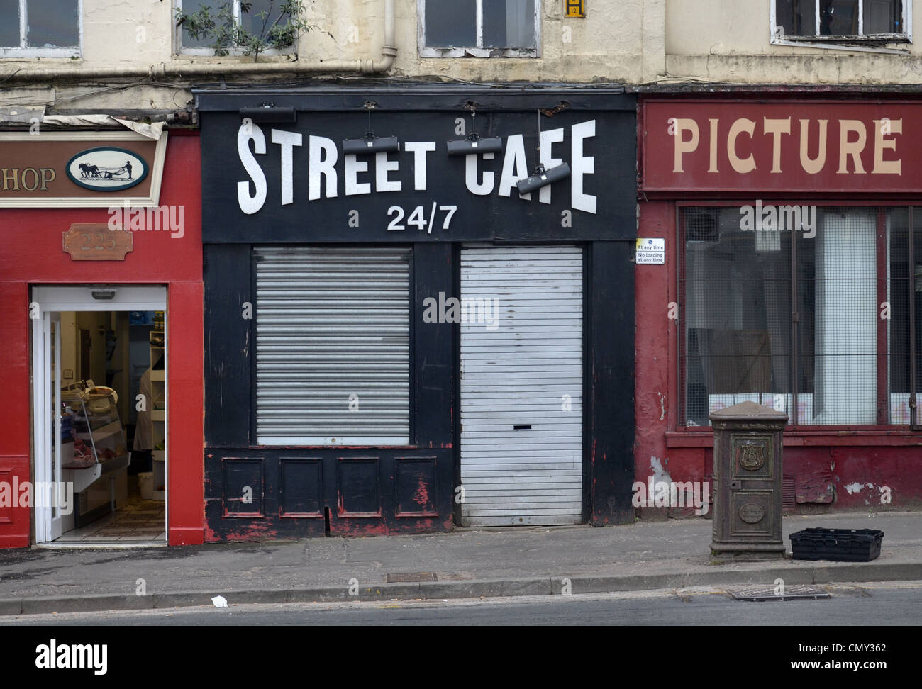 "Strada Cafe' - un piccolo cafe a Glasgow High Street che pretende di essere aperto 24/7 però che non sembra essere il caso! Foto Stock